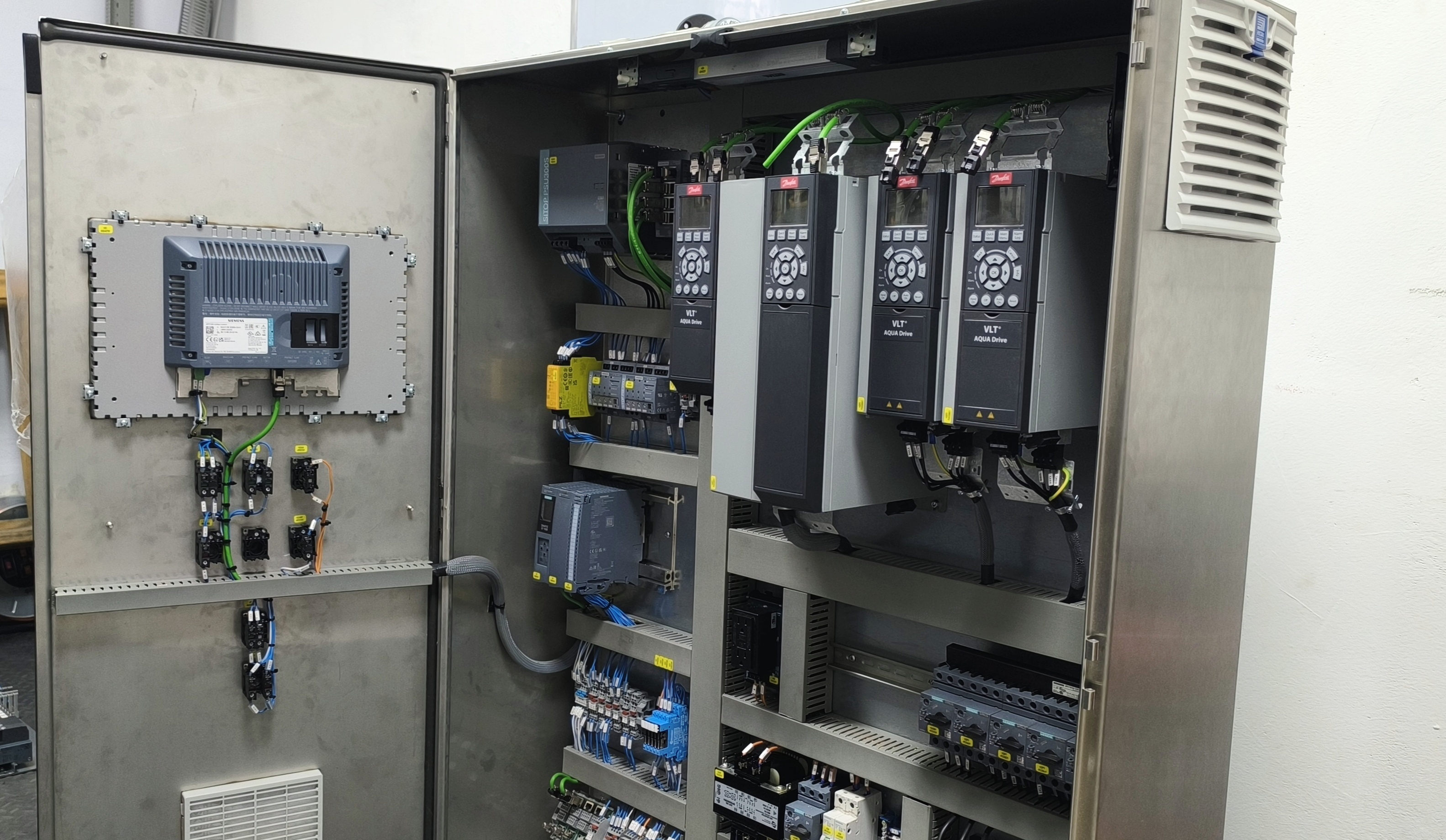 Detalle — VLT AQUA Drive, PLC Siemens, safety relay