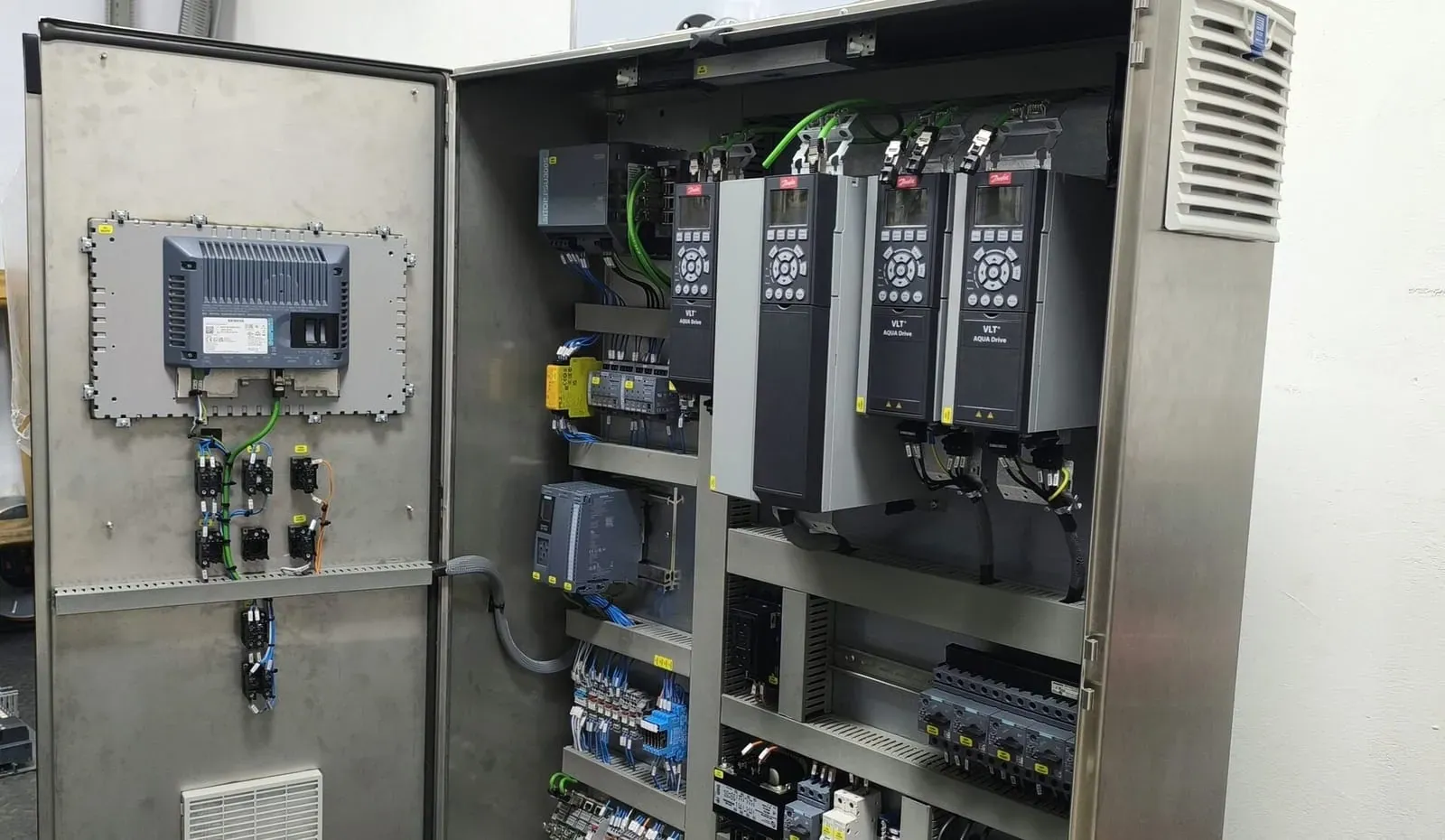Detalle — VLT AQUA Drive, PLC Siemens y relé de seguridad