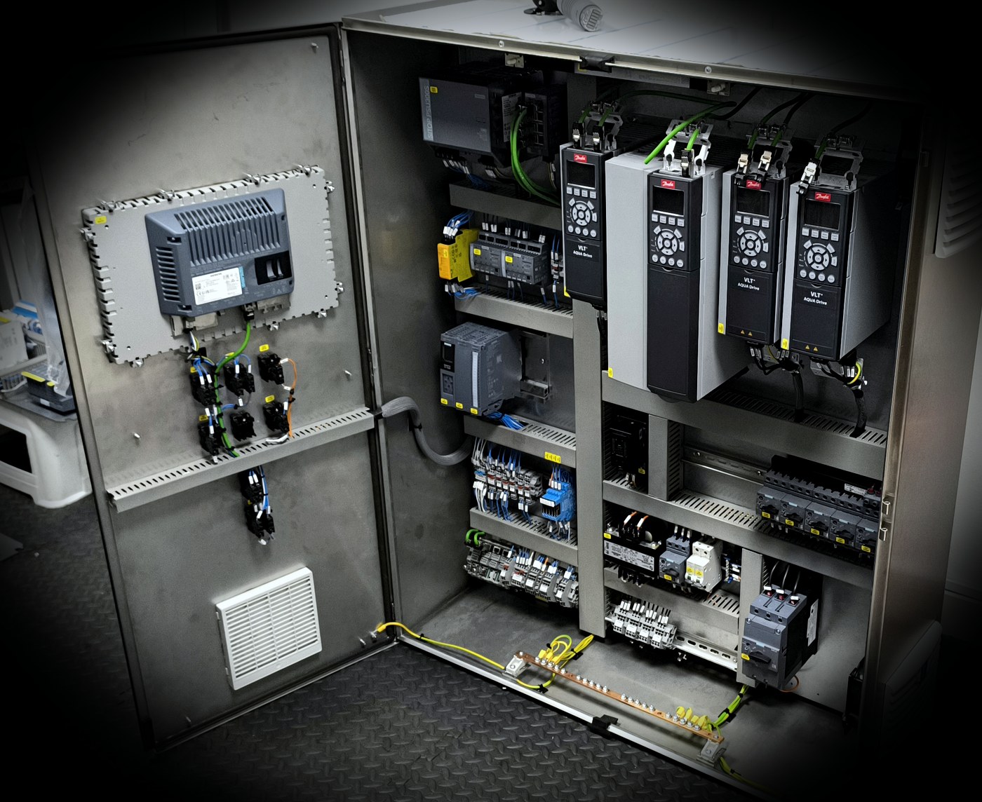 Tablero en proceso de fabricación en taller