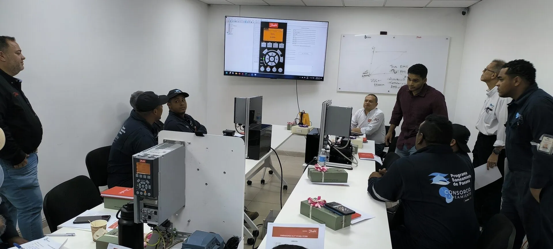 Capacitación en aula con variadores Danfoss reales