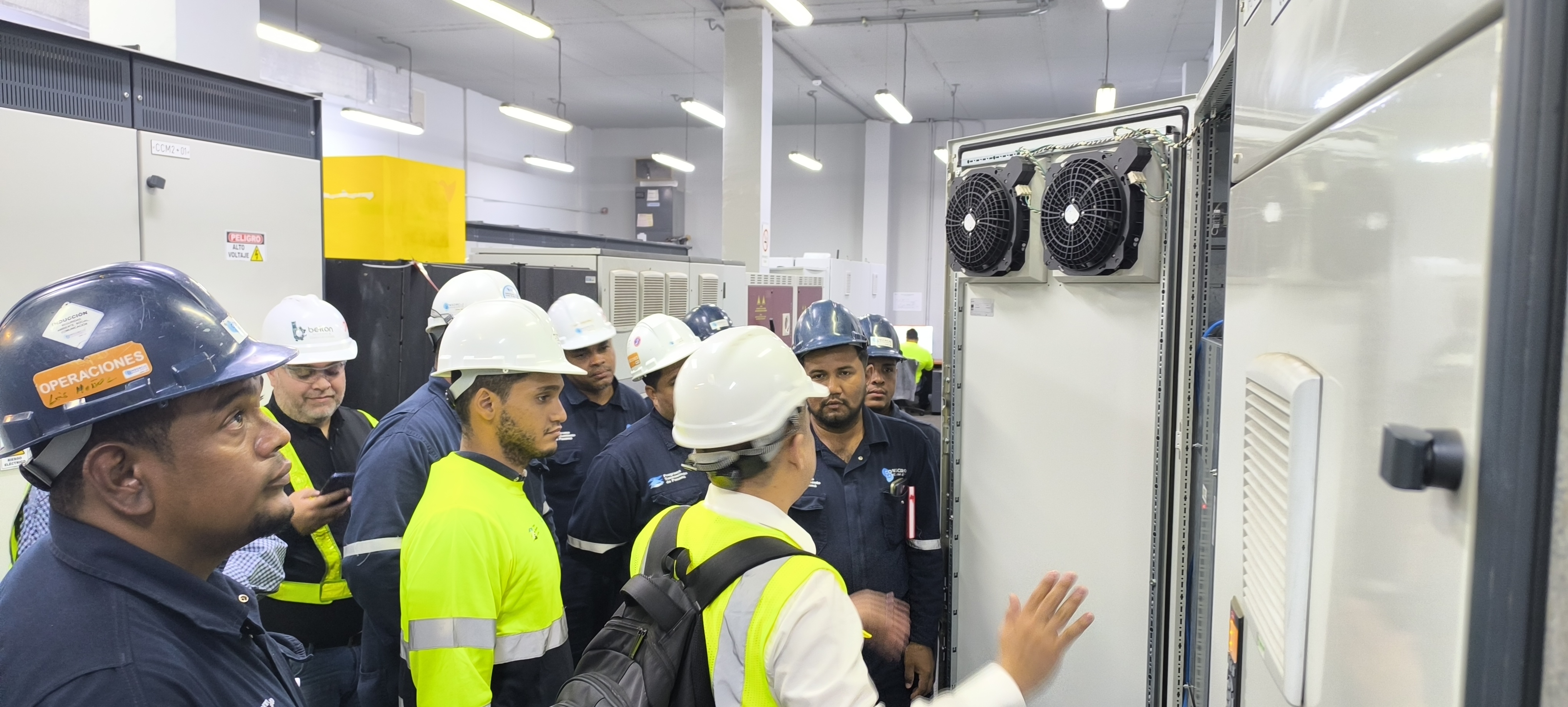 Capacitación en planta frente a tablero de variadores