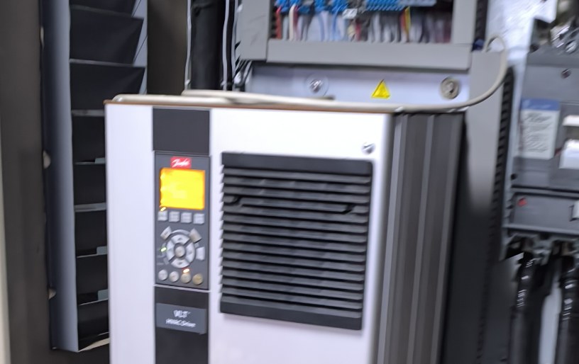 Variador Danfoss VLT HVAC Drive instalado en gabinete industrial para compresor de amoníaco — aplicación crítica 24/7 con breakers y cableado profesional