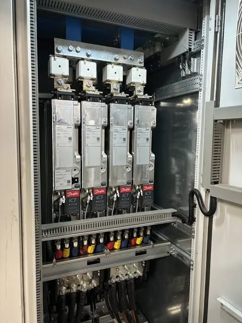 Módulos Danfoss iC7 enfriados por líquido instalados en un gabinete