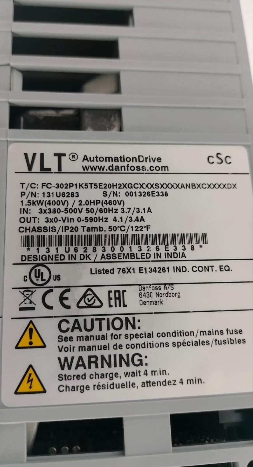 Nameplate de variador industrial con certificaciones CE, UL Listed, cUL e IEC 61800-3