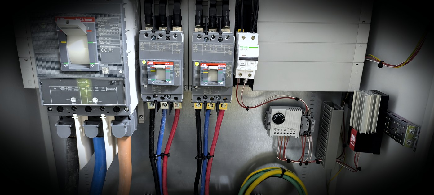 Sección de fuerza — breakers ABB SACE Tmax con cableado de acometida