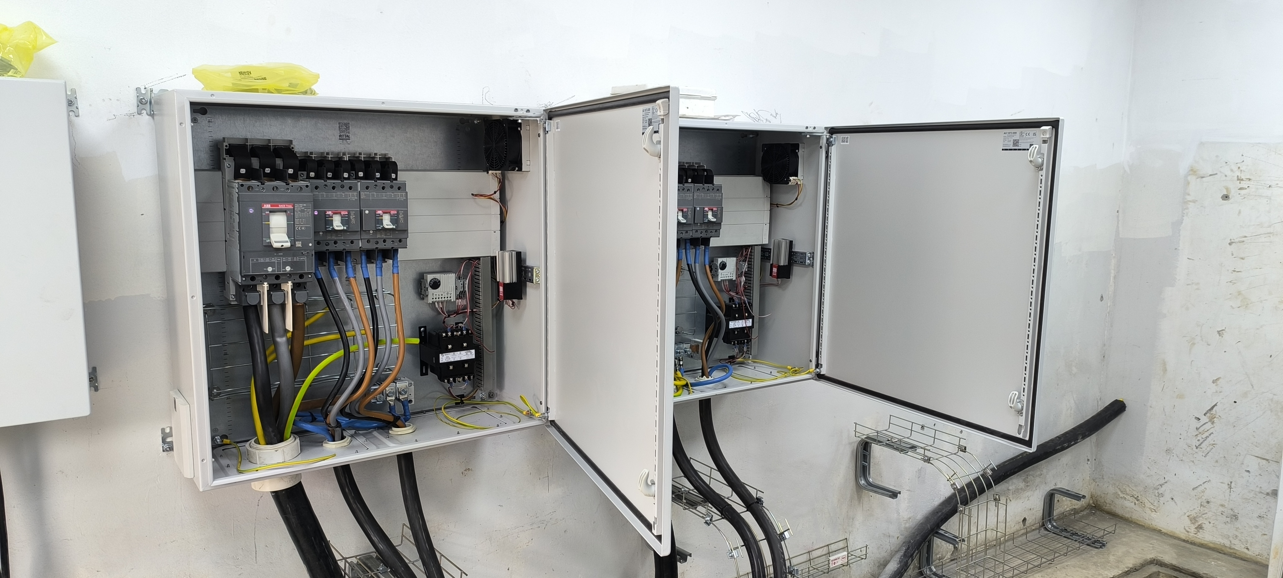 Panel de fuerza instalado