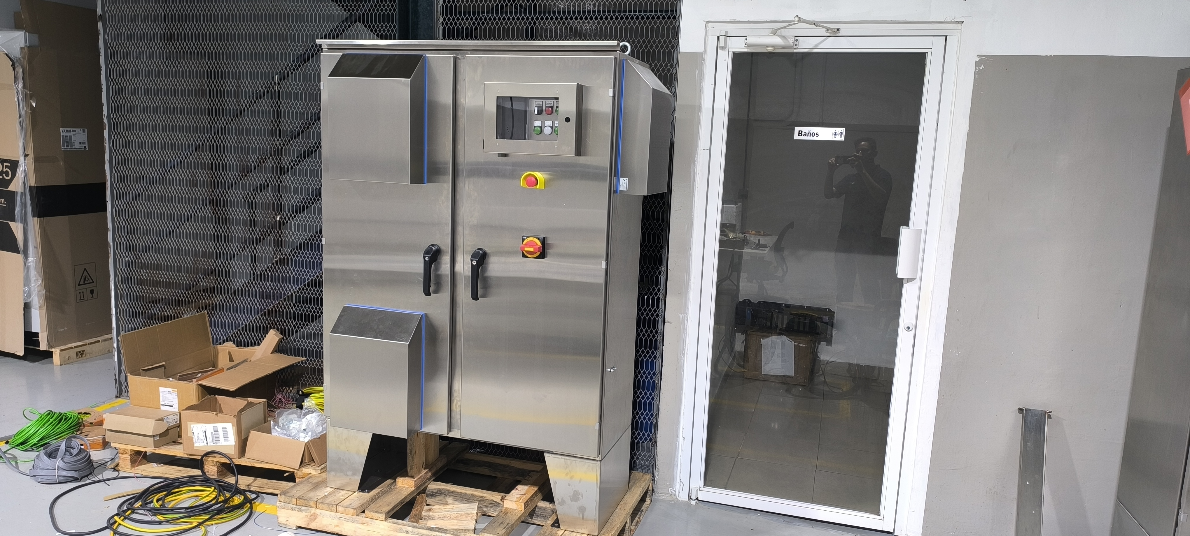 Panel acero inoxidable cerrado con HMI