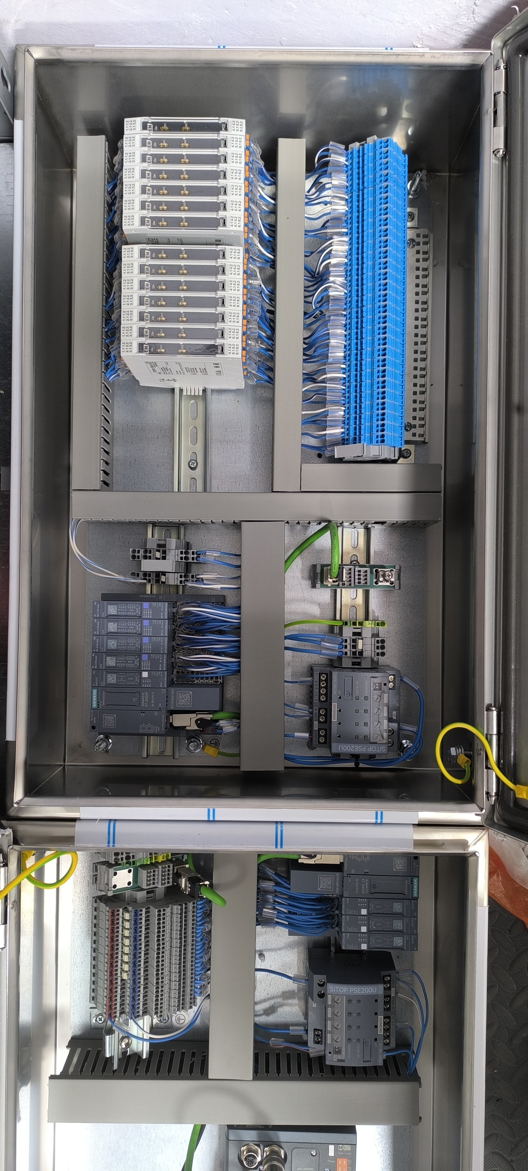 Panel PLC con módulos de I/O y borneras