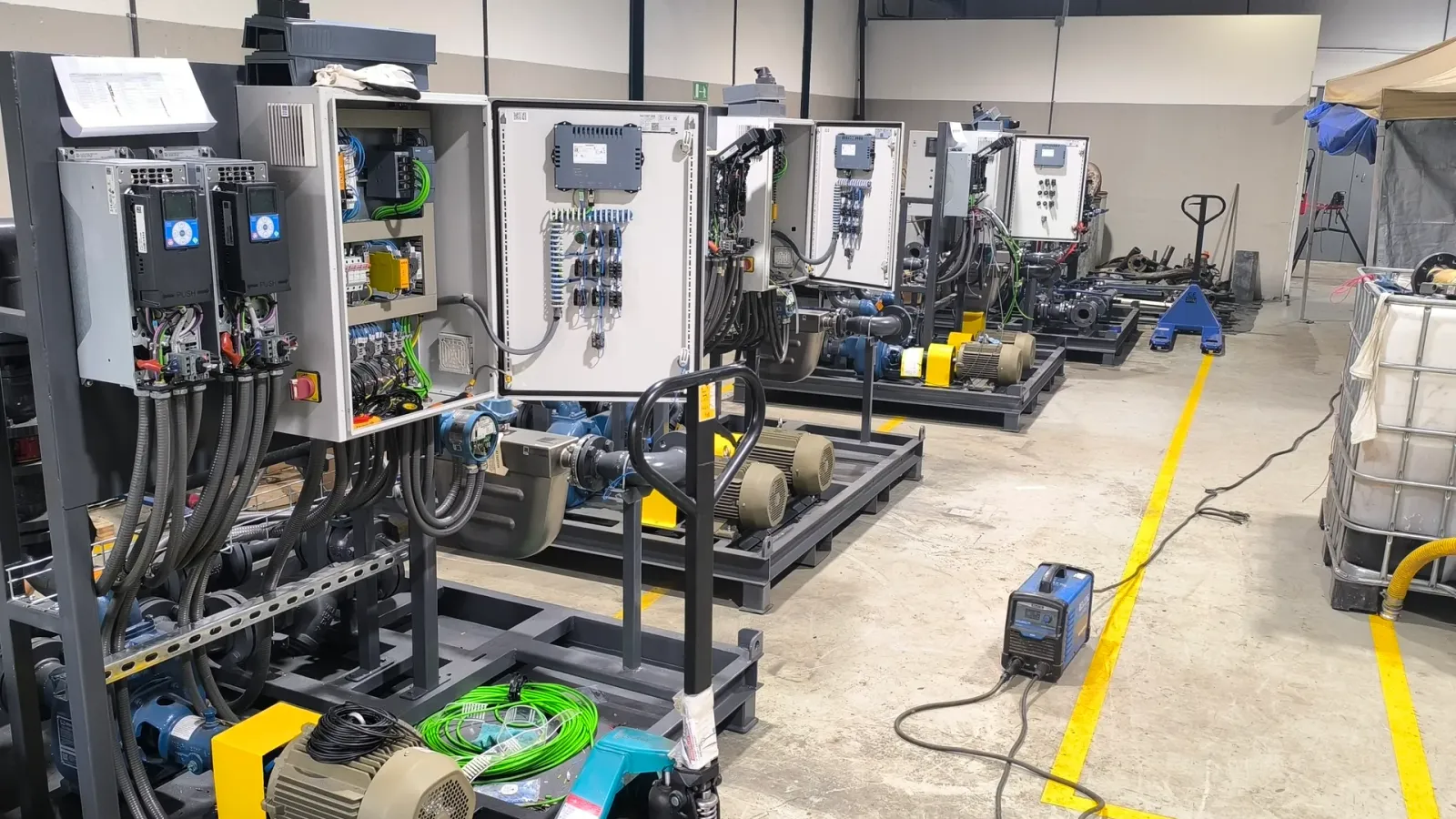 Taller de Beiton en Panamá con skids de bombeo en fabricación
