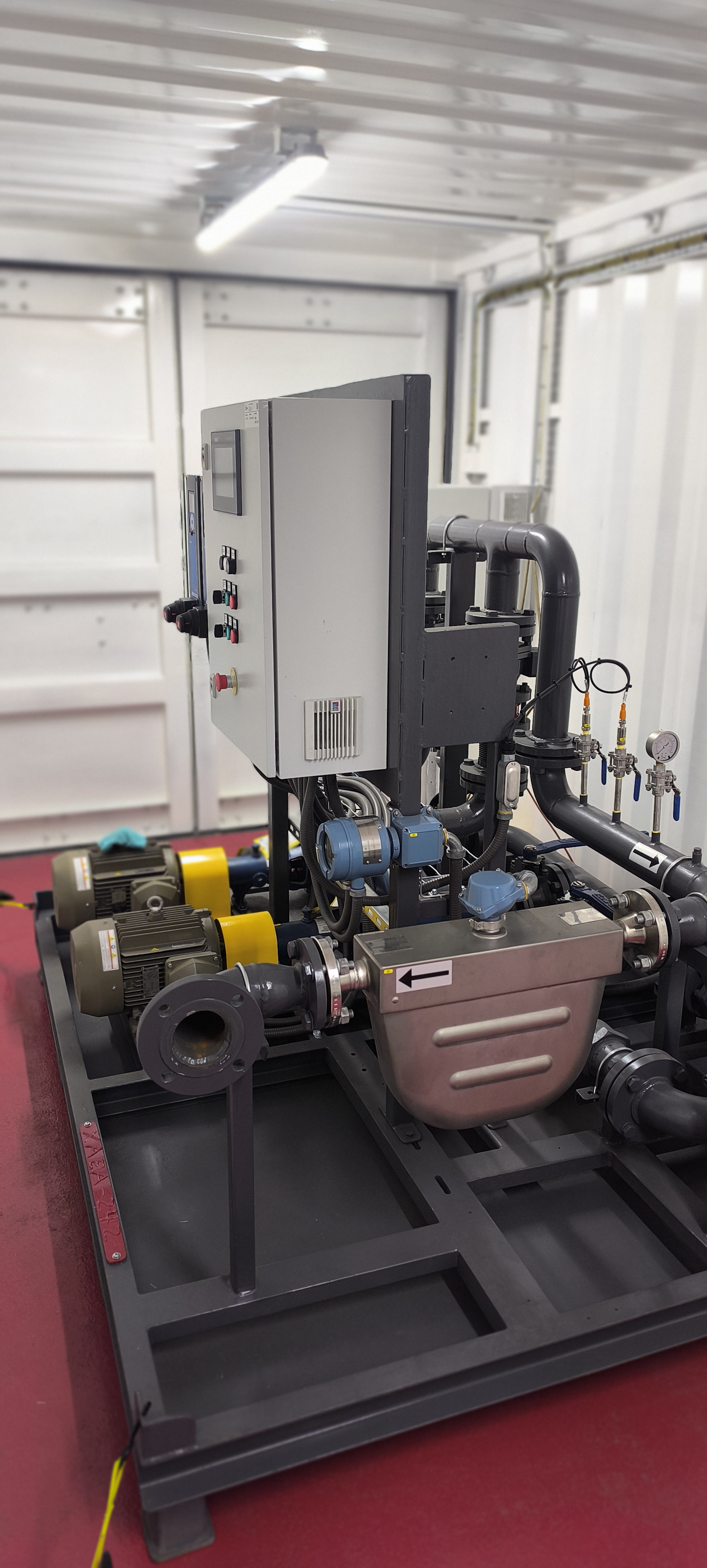 Skid frontal con bombas y tablero