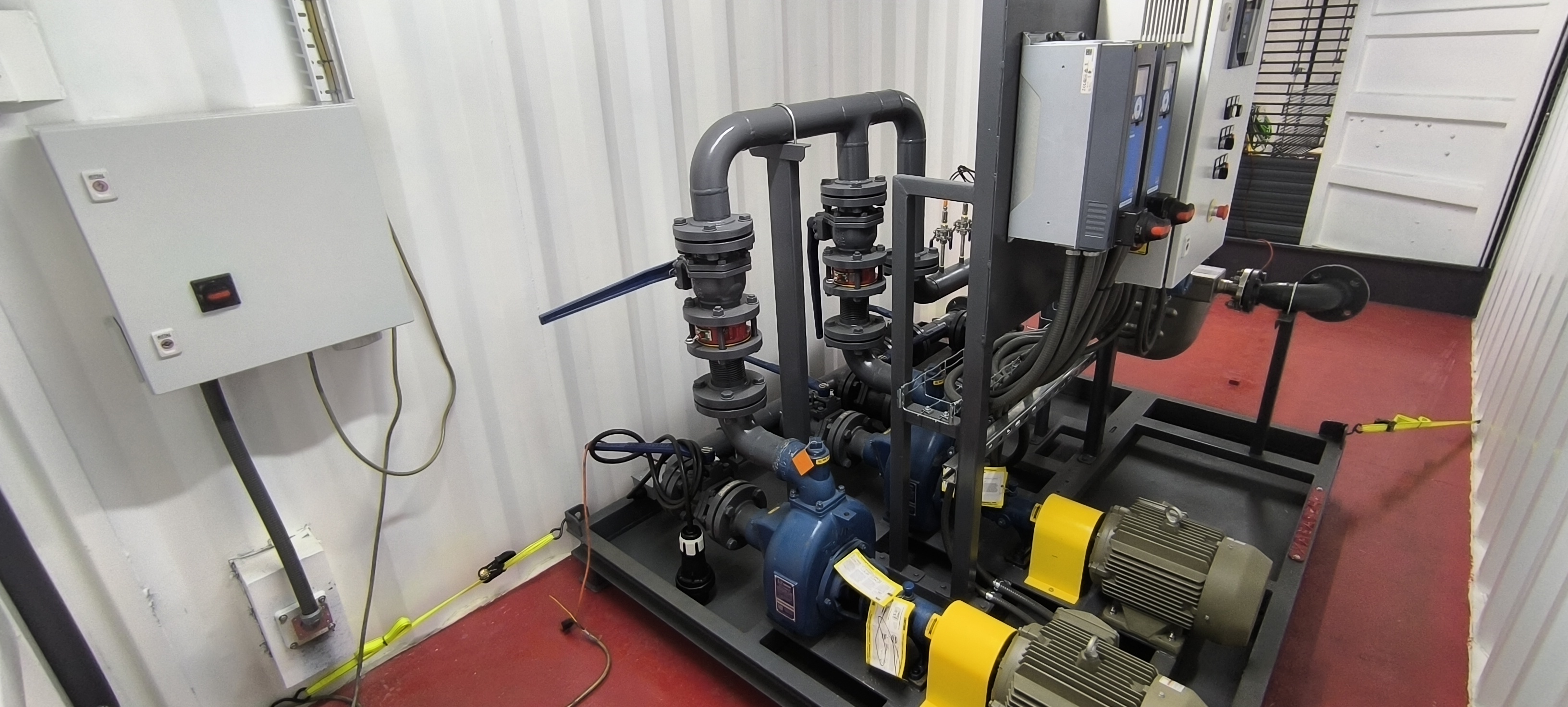 Skid con bombas y válvulas