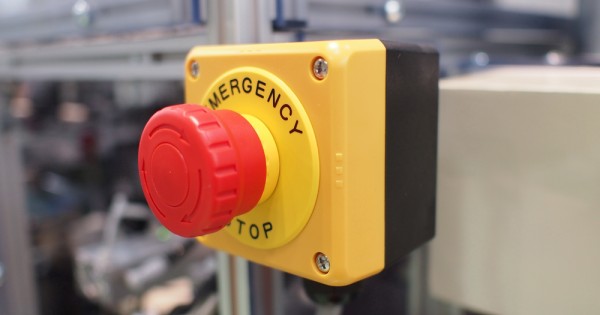 Botón STO en tablero industrial — seguridad funcional SIL 2/3 según IEC 61508
