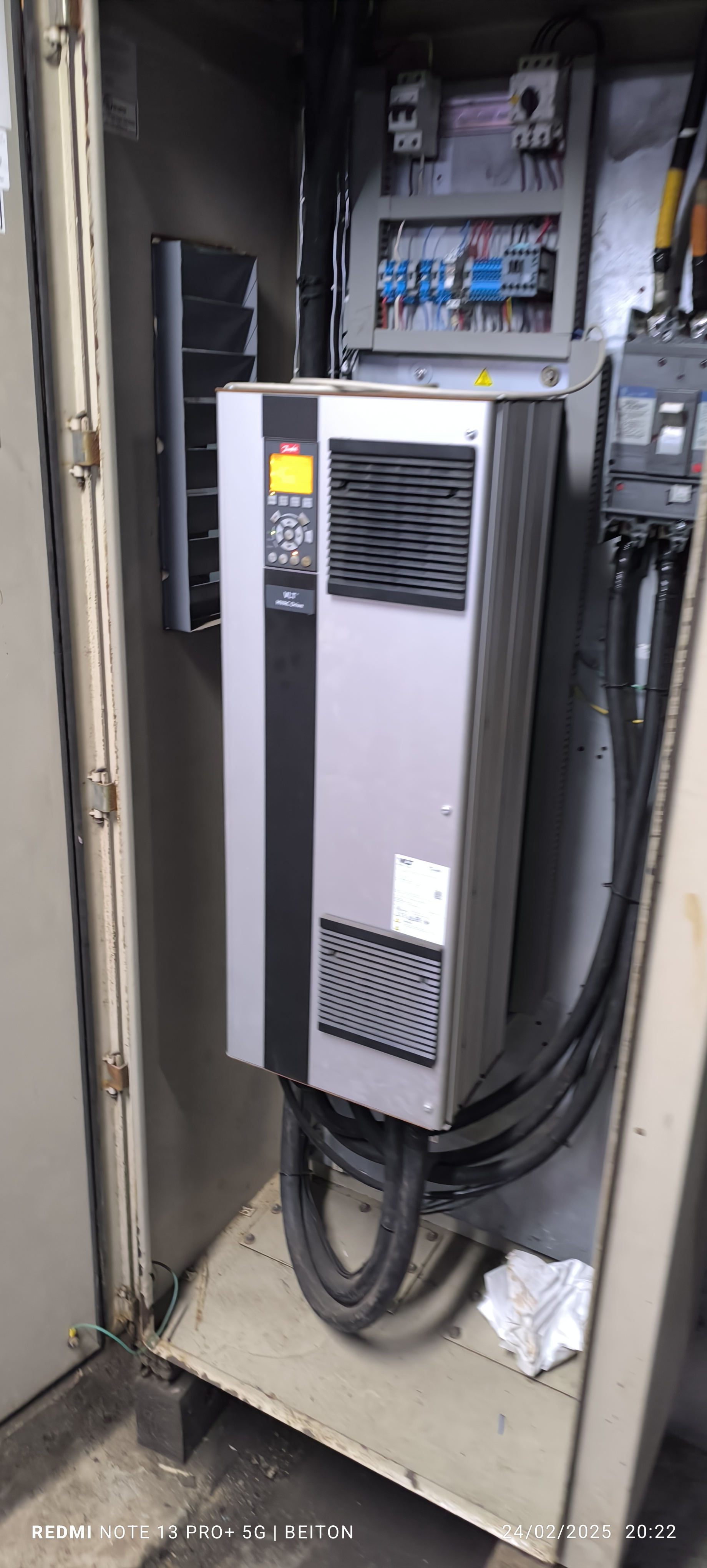 VLT AutomationDrive 250 HP — compresor de amoniaco, ahorro energético